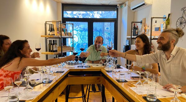 Tour: Food tour with wine and dinner 