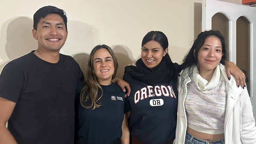 Verónica posa con los coordinadores de prácticas en Perú, quienes ayudan a los nuevos pasantes con la orientación, las empresas donde harán sus prácticas, las clases de español y mucho más.