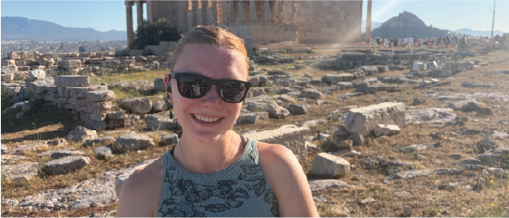Sophie smiling in Greece, during her Physical Therapy internship, with Intern Abroad HQ, with the text, How I prepared for Grad School with a Physical Therapy internship in Greece