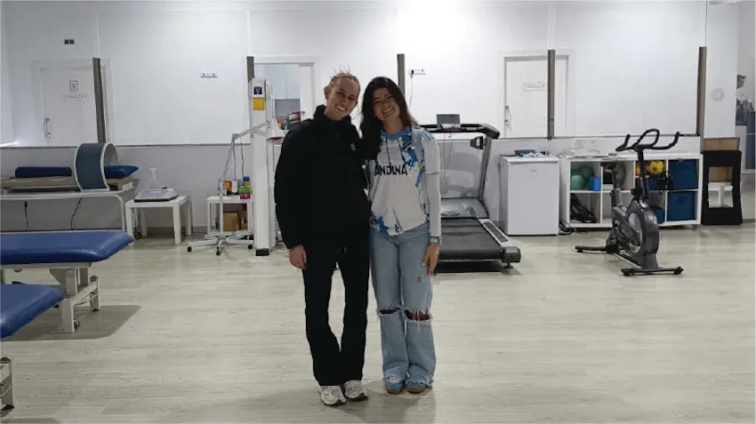 Example photograph of physical therapy interns in Spain, posing together in a physiotherapy clinic