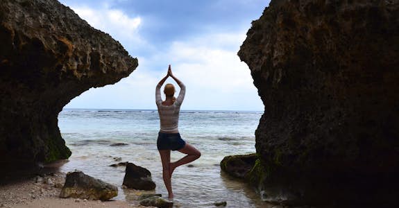 Woman doing yoga in Balia - Interns in Bali, Intern Abroad HQ
