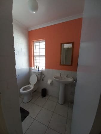 Bathroom accommodation example for interns in Cape Town, South Africa, Intern Abroad HQ