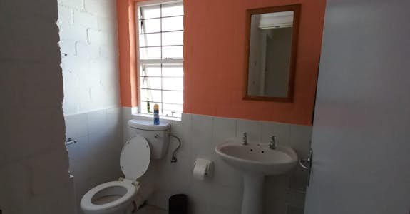 Bathroom accommodation example for interns in Cape Town, South Africa, Intern Abroad HQ