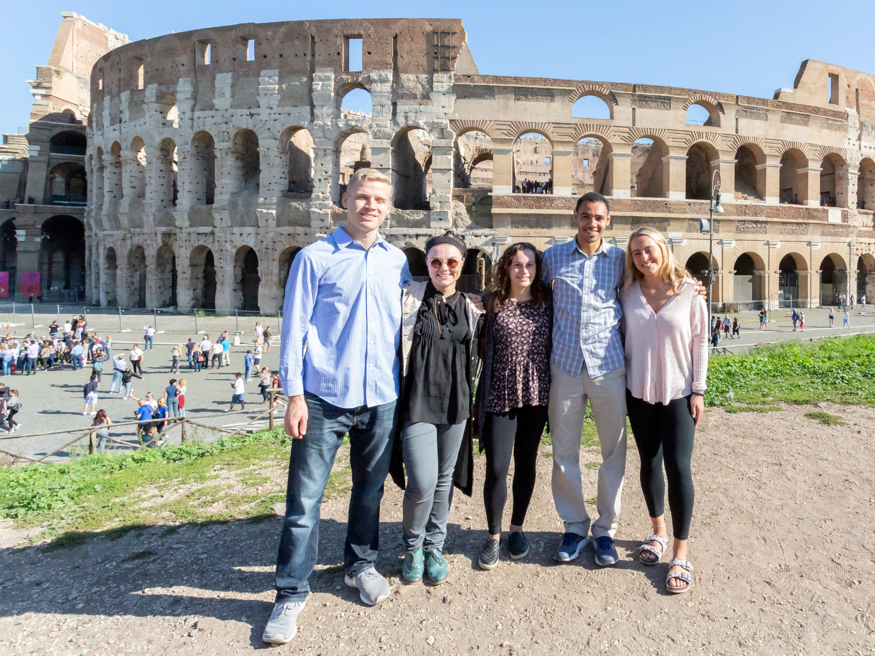 Students at the colosseum in Rome, Intern Abroad HQ