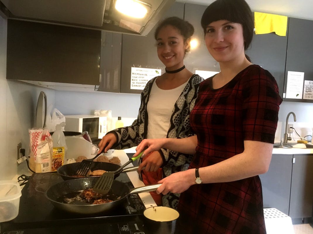 Interns prepare meals together at sharehouse accommodation, Intern Abroad HQ