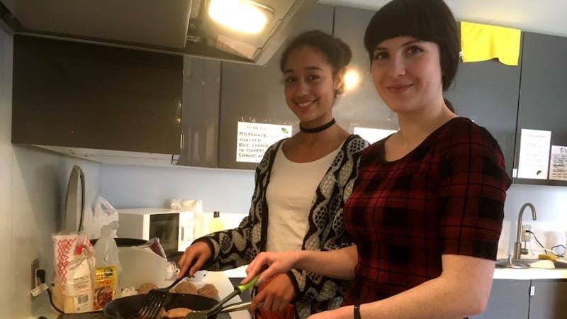 Interns prepare meals together at sharehouse accommodation, Intern Abroad HQ