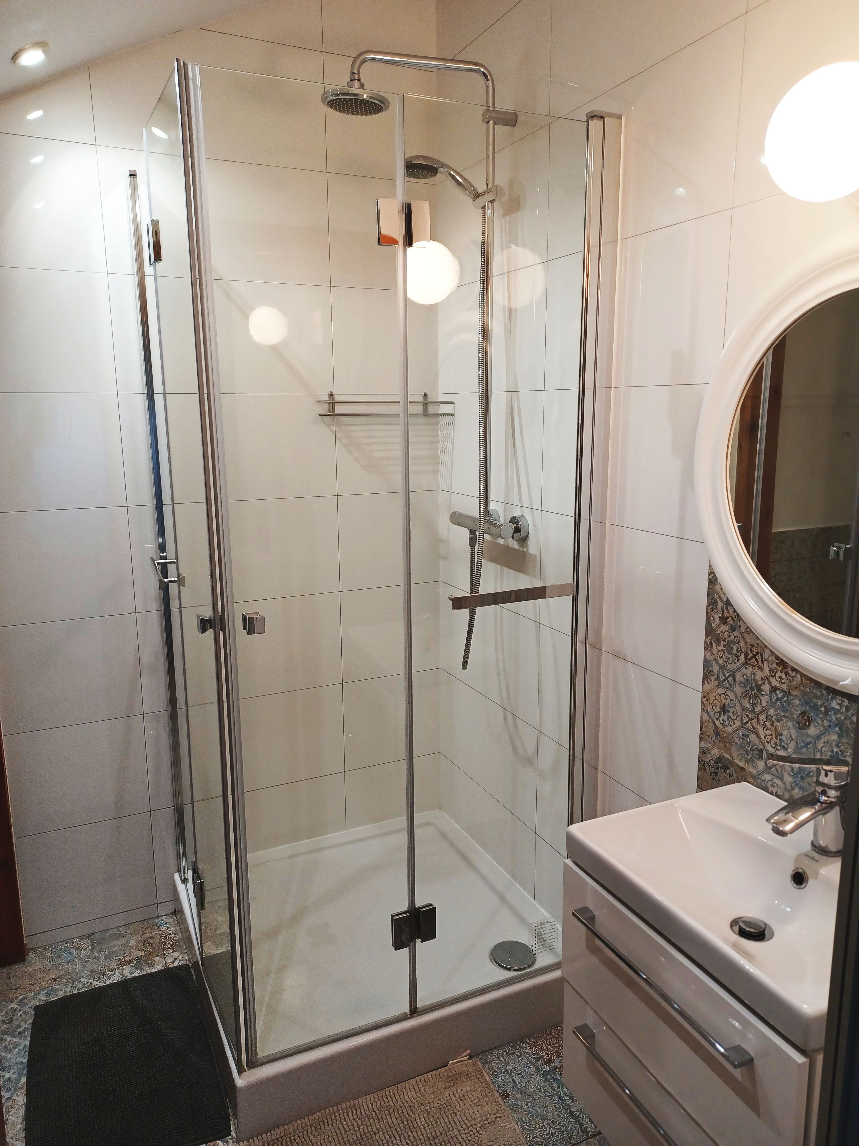 Example of internship program accommodation in Wroclaw, Poland - bathroom, Intern Abroad HQ