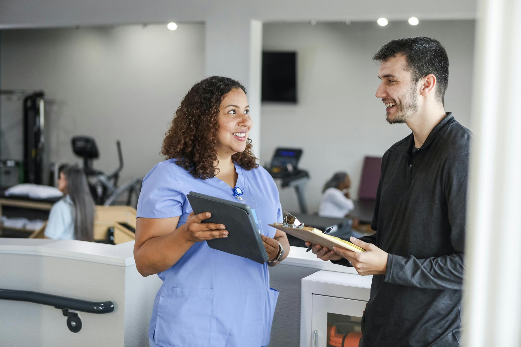 Woman explains information to intern, Physical Therapy Internships in Barcelona, Intern Abroad HQ