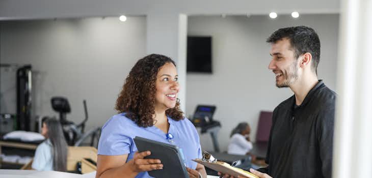 Woman explains information to intern, Physical Therapy Internships in Barcelona, Intern Abroad HQ