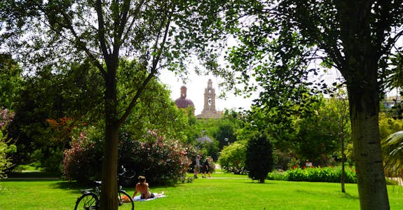 Relaxing in the green zone of Valencia, Intern Abroad HQ