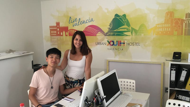 Interns working together in Valencia, Intern Abroad HQ