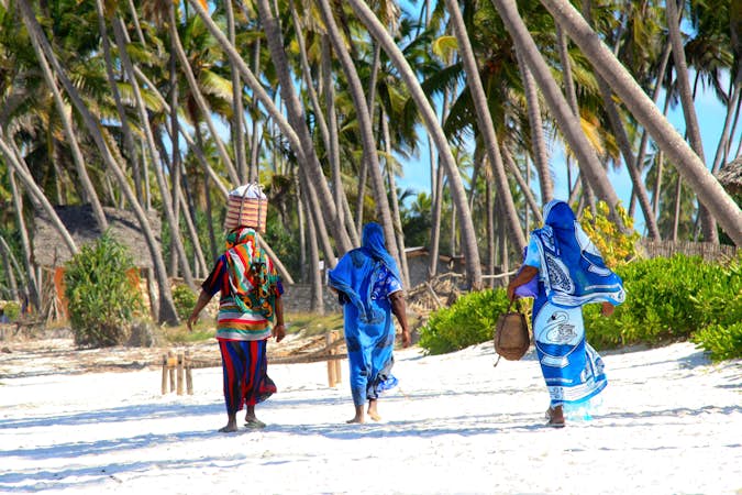 Women walking on a beach in Zanzibar - Intern Abroad HQ